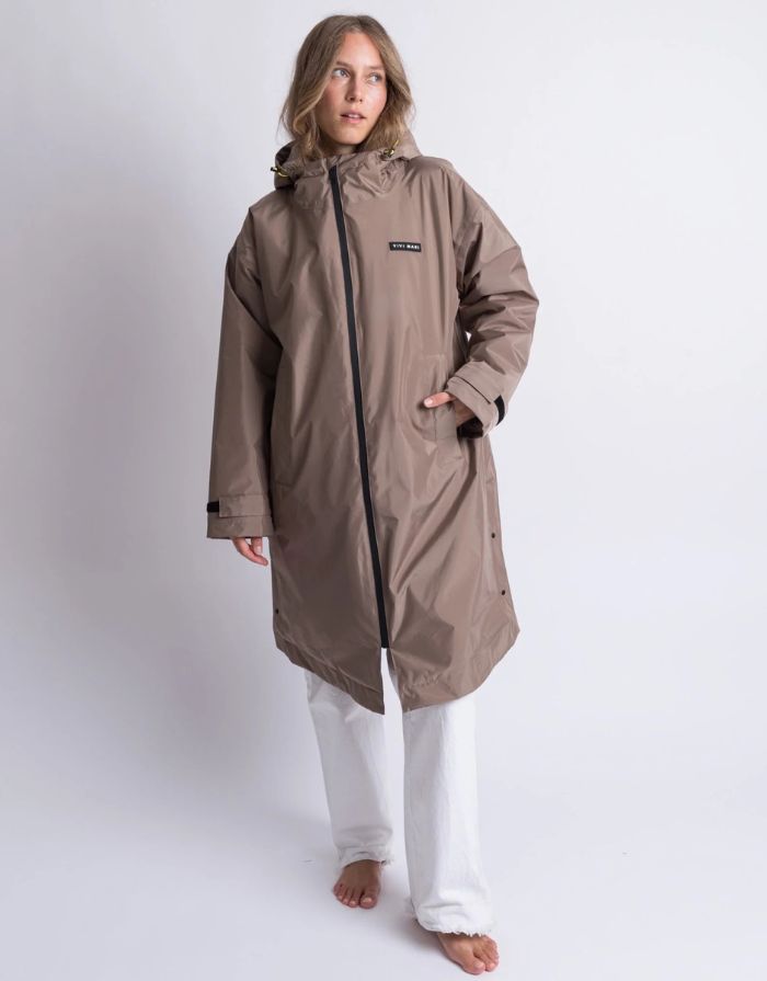 Mushroomfarbener Rain Parker von VIVI MARI mit kuscheligem Teddy-Fleece, wasserdichtem Außenmaterial und lockerem Loose-Fit-Schnitt.