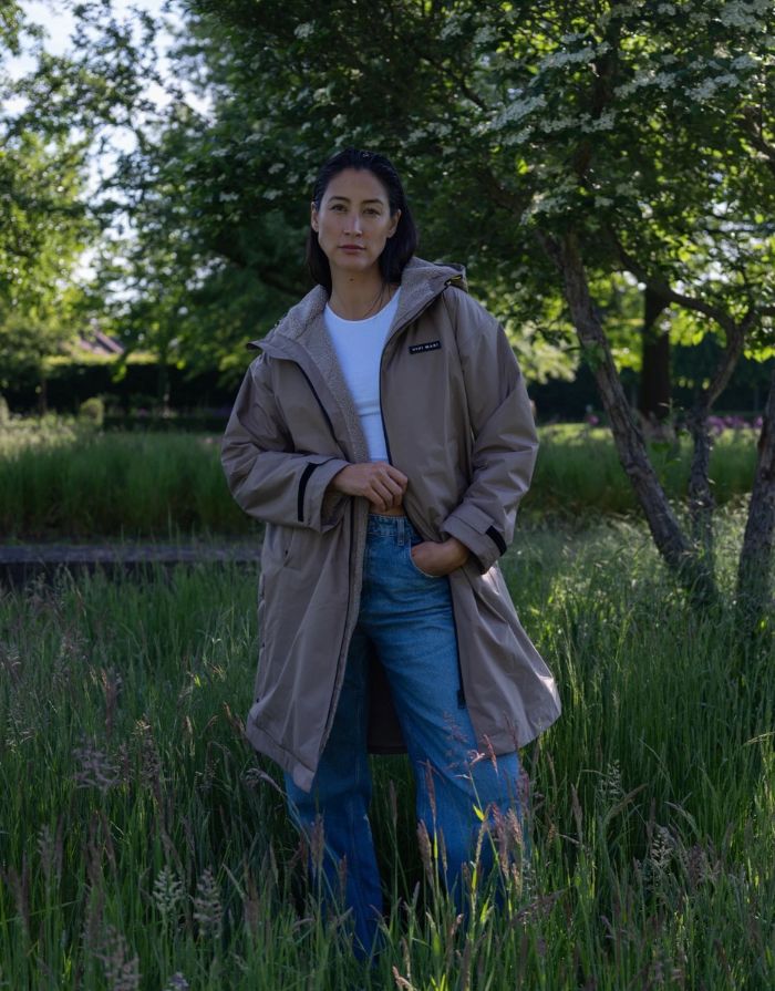 Mushroomfarbener Rain Parker von VIVI MARI mit kuscheligem Teddy-Fleece, wasserdichtem Außenmaterial und lockerem Loose-Fit-Schnitt.