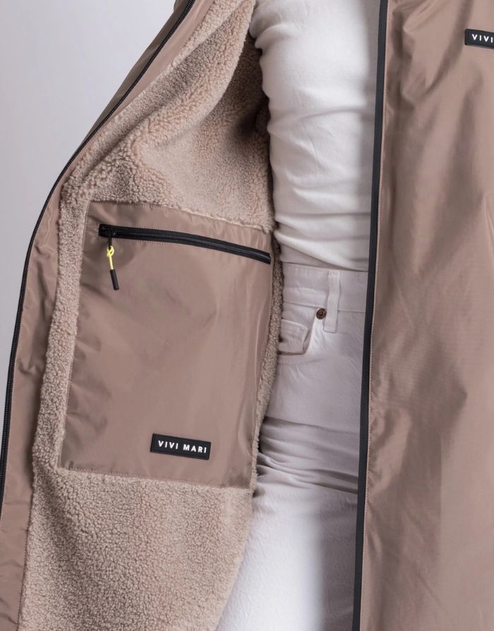 Mushroomfarbener Rain Parker von VIVI MARI mit kuscheligem Teddy-Fleece, wasserdichtem Außenmaterial und lockerem Loose-Fit-Schnitt.