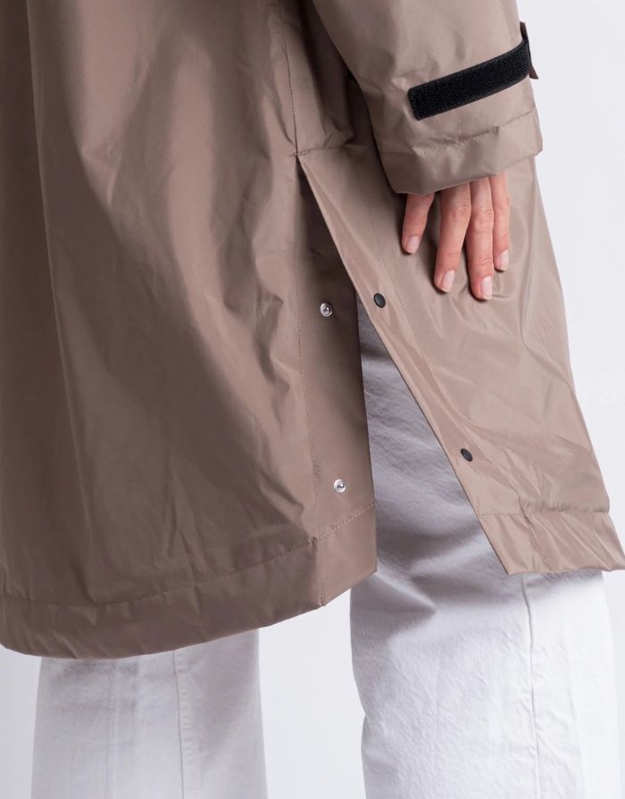 Mushroomfarbener Rain Parker von VIVI MARI mit kuscheligem Teddy-Fleece, wasserdichtem Außenmaterial und lockerem Loose-Fit-Schnitt.