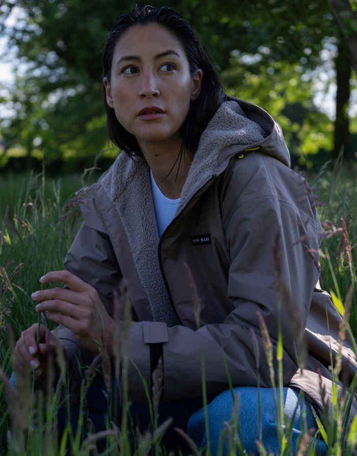 Mushroomfarbener Rain Parker von VIVI MARI mit kuscheligem Teddy-Fleece, wasserdichtem Außenmaterial und lockerem Loose-Fit-Schnitt.