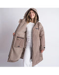 Mushroomfarbener Rain Parker von VIVI MARI mit kuscheligem Teddy-Fleece, wasserdichtem Außenmaterial und lockerem Loose-Fit-Schnitt.