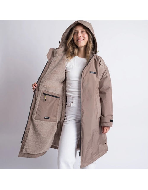 Mushroomfarbener Rain Parker von VIVI MARI mit kuscheligem Teddy-Fleece, wasserdichtem Außenmaterial und lockerem Loose-Fit-Schnitt.