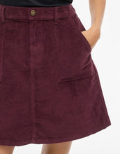 Laden Sie das Bild in den Galerie-Viewer, A-Linien-Rock Vifrosta in Burgunderrot (Fig) aus Cord von VILA, High-Waist-Schnitt mit Knopf- und Reißverschluss – eleganter Herbst- und Winterlook.
