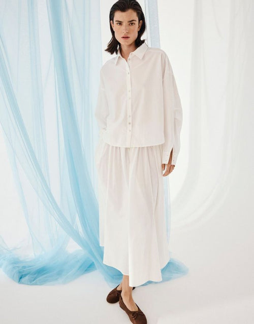 Weißer Maxirock Nesrine Selmina von MSCH Copenhagen mit hoher Taille und fließendem Fall.
