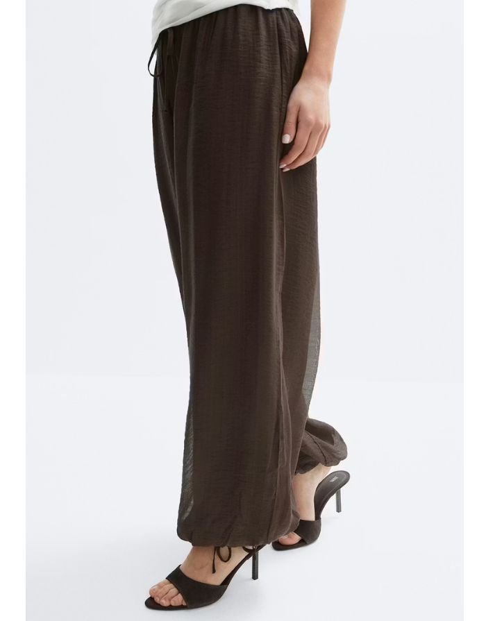 Gina Tricot Ballonhose Dark Brown mit weitem Bein, Bindebändern und lockerer Passform am Model seitlich