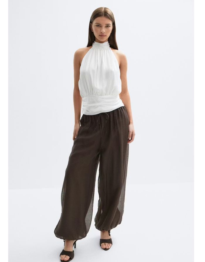 Gina Tricot Ballonhose Dark Brown mit weitem Bein, Bindebändern und lockerer Passform am Model von vorne