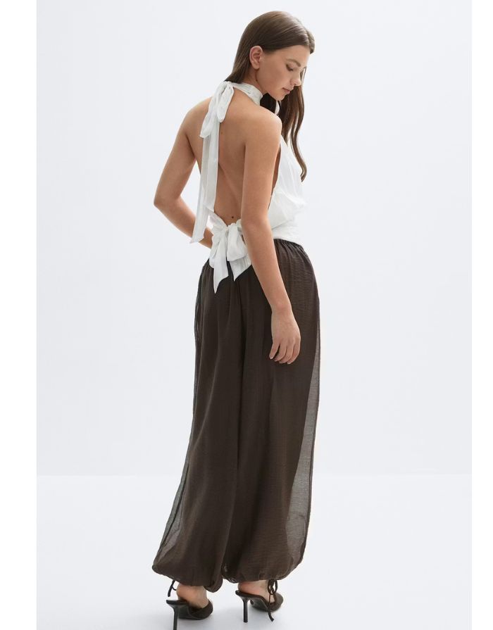 Gina Tricot Ballonhose Dark Brown mit weitem Bein, Bindebändern und lockerer Passform am Model von hinten