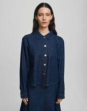 Laden Sie das Bild in den Galerie-Viewer, Adna Alena Jeans Shirt von MSCH Copenhagen in Dark Blue Wash – klassisches Denim-Hemd mit langen Ärmeln, Knopfleiste und modernem cropped Boxy Fit, vielseitig kombinierbar.
