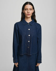 Adna Alena Jeans Shirt von MSCH Copenhagen in Dark Blue Wash – klassisches Denim-Hemd mit langen Ärmeln, Knopfleiste und modernem cropped Boxy Fit, vielseitig kombinierbar.