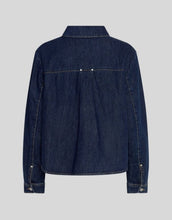 Laden Sie das Bild in den Galerie-Viewer, Adna Alena Jeans Shirt von MSCH Copenhagen in Dark Blue Wash – klassisches Denim-Hemd mit langen Ärmeln, Knopfleiste und modernem cropped Boxy Fit, vielseitig kombinierbar.
