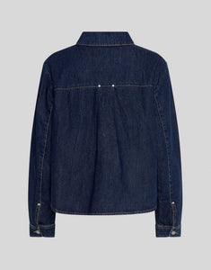 Adna Alena Jeans Shirt von MSCH Copenhagen in Dark Blue Wash – klassisches Denim-Hemd mit langen Ärmeln, Knopfleiste und modernem cropped Boxy Fit, vielseitig kombinierbar.