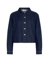 Laden Sie das Bild in den Galerie-Viewer, Adna Alena Jeans Shirt von MSCH Copenhagen in Dark Blue Wash – klassisches Denim-Hemd mit langen Ärmeln, Knopfleiste und modernem cropped Boxy Fit, vielseitig kombinierbar.
