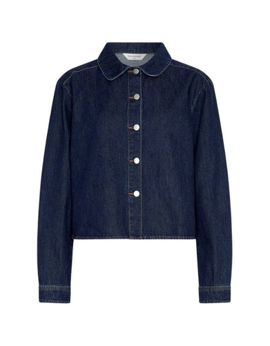 Adna Alena Jeans Shirt von MSCH Copenhagen in Dark Blue Wash – klassisches Denim-Hemd mit langen Ärmeln, Knopfleiste und modernem cropped Boxy Fit, vielseitig kombinierbar.