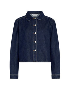 Adna Alena Jeans Shirt von MSCH Copenhagen in Dark Blue Wash – klassisches Denim-Hemd mit langen Ärmeln, Knopfleiste und modernem cropped Boxy Fit, vielseitig kombinierbar.