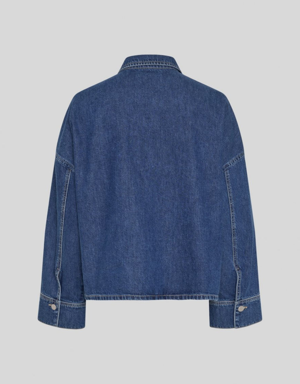 Mittelblaues Loa Lis Denim Shirt von MSCH Copenhagen aus Baumwolle mit lockerer, kurzer Boxy-Passform, klassischem Hemdkragen, Knopfleiste und langen Ärmeln als Freisteller von hinten