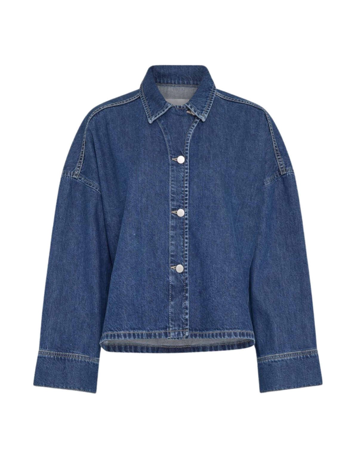 Mittelblaues Loa Lis Denim Shirt von MSCH Copenhagen aus Baumwolle mit lockerer, kurzer Boxy-Passform, klassischem Hemdkragen, Knopfleiste und langen Ärmeln als Freisteller von vorne