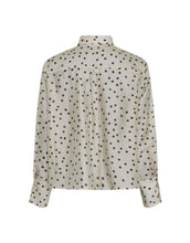 Laden Sie das Bild in den Galerie-Viewer, MSCH Copenhagen Dorothea Faustina Bluse Peyote Dot in Creme mit dunkelbraunem Punktmuster und klassischem Kragen
