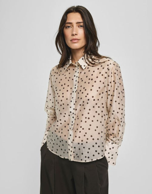 MSCH Copenhagen Dorothea Faustina Bluse Peyote Dot in Creme mit dunkelbraunem Punktmuster und klassischem Kragen