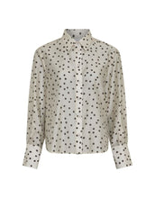 Laden Sie das Bild in den Galerie-Viewer, MSCH Copenhagen Dorothea Faustina Bluse Peyote Dot in Creme mit dunkelbraunem Punktmuster und klassischem Kragen

