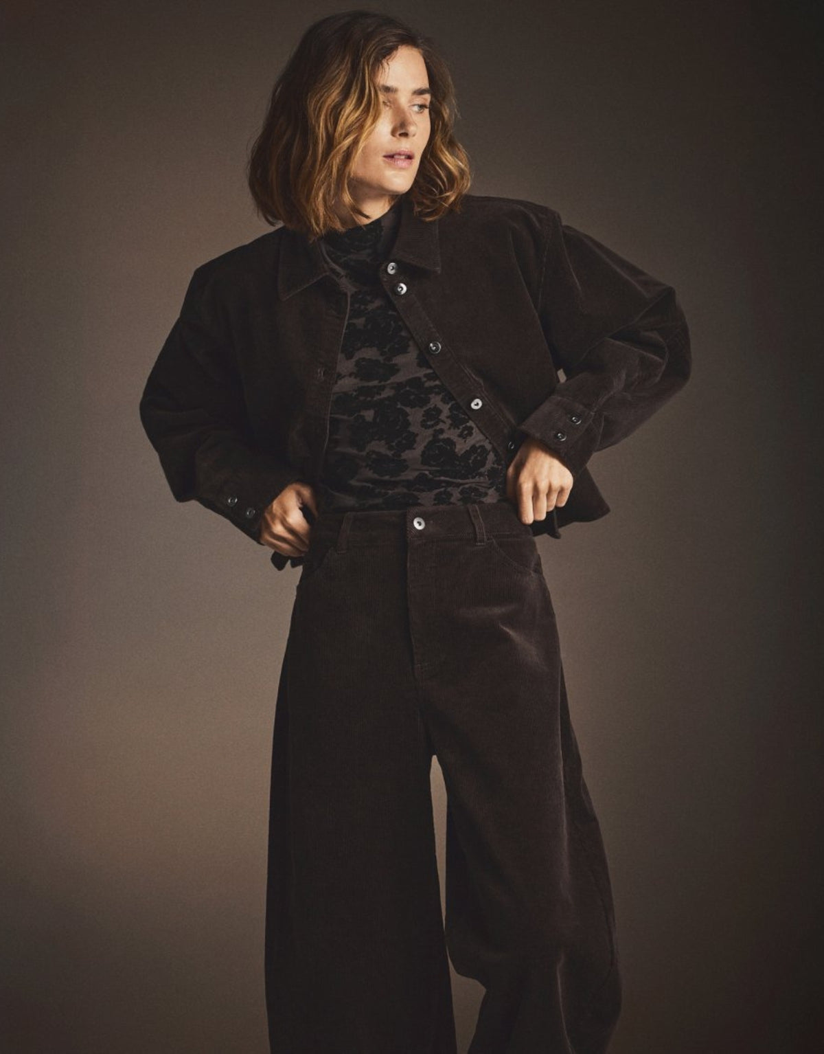  Dunkelbraune Filippa Cordjacke von MSCH Copenhagen mit klassischem Hemdkragen, durchgehender Knopfleiste und langen Ärmeln mit breiten Manschetten am Model 