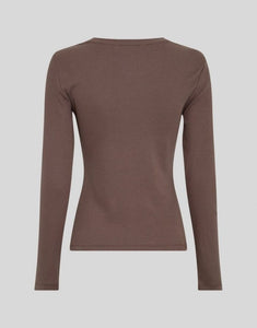 Kickie Rasmia Shirt von MSCH Copenhagen in Hot Fudge – geripptes Bio-Baumwollshirt mit Rundhalsausschnitt und langen Ärmeln, Regular Fit.