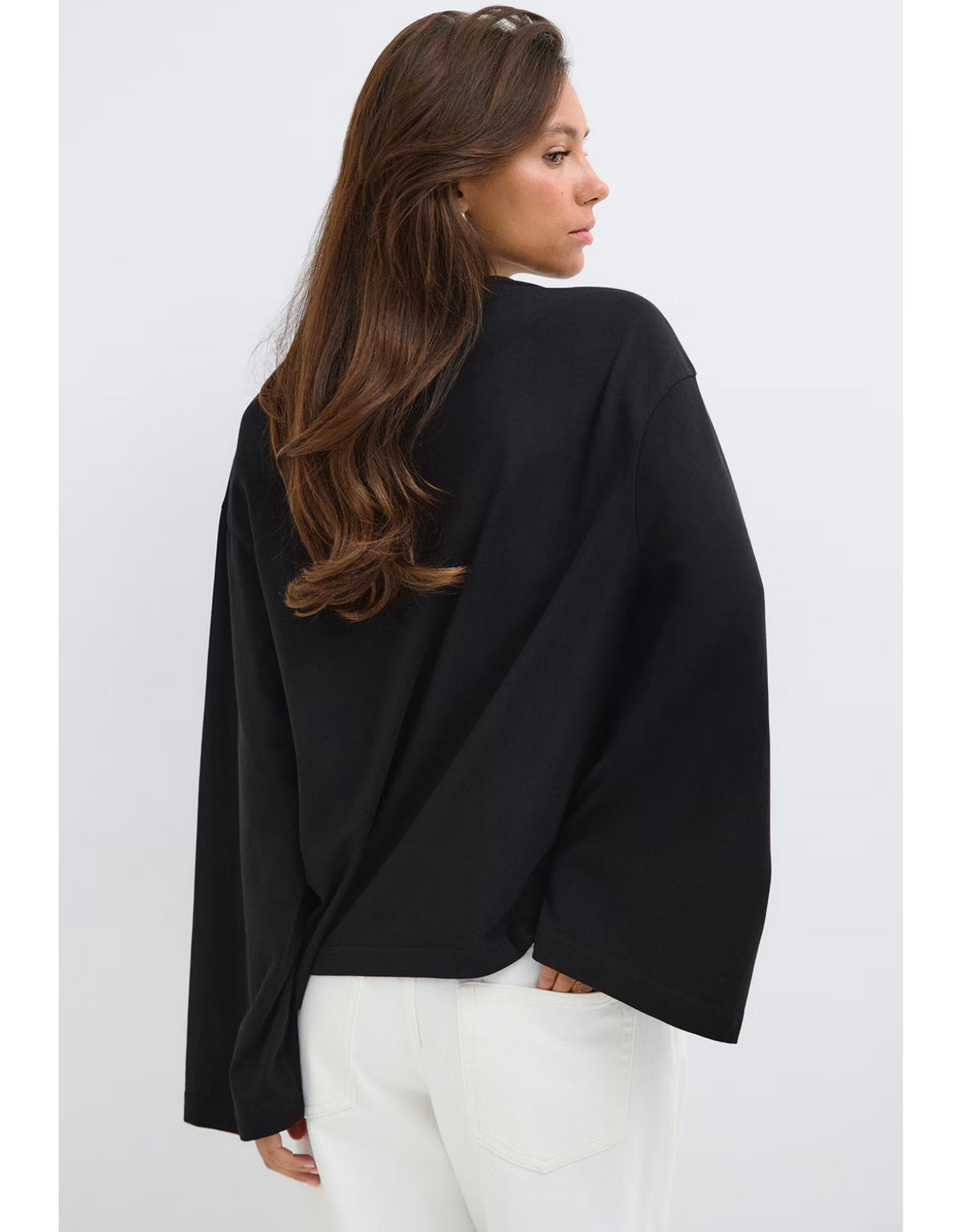 Schwarzes Loose Fit Long Sleeve Shirt von Gina Tricot mit lässiger Oversize-Passform, langen Ärmeln und klassischem Rundhalsausschnitt am Model von hinten