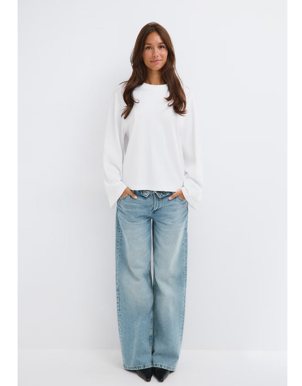 Weißes Loose Fit Long Sleeve Shirt von Gina Tricot mit lässiger Oversize-Passform, langen Ärmeln und klassischem Rundhalsausschnitt am Model