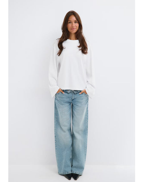 Weißes Loose Fit Long Sleeve Shirt von Gina Tricot mit lässiger Oversize-Passform, langen Ärmeln und klassischem Rundhalsausschnitt am Model