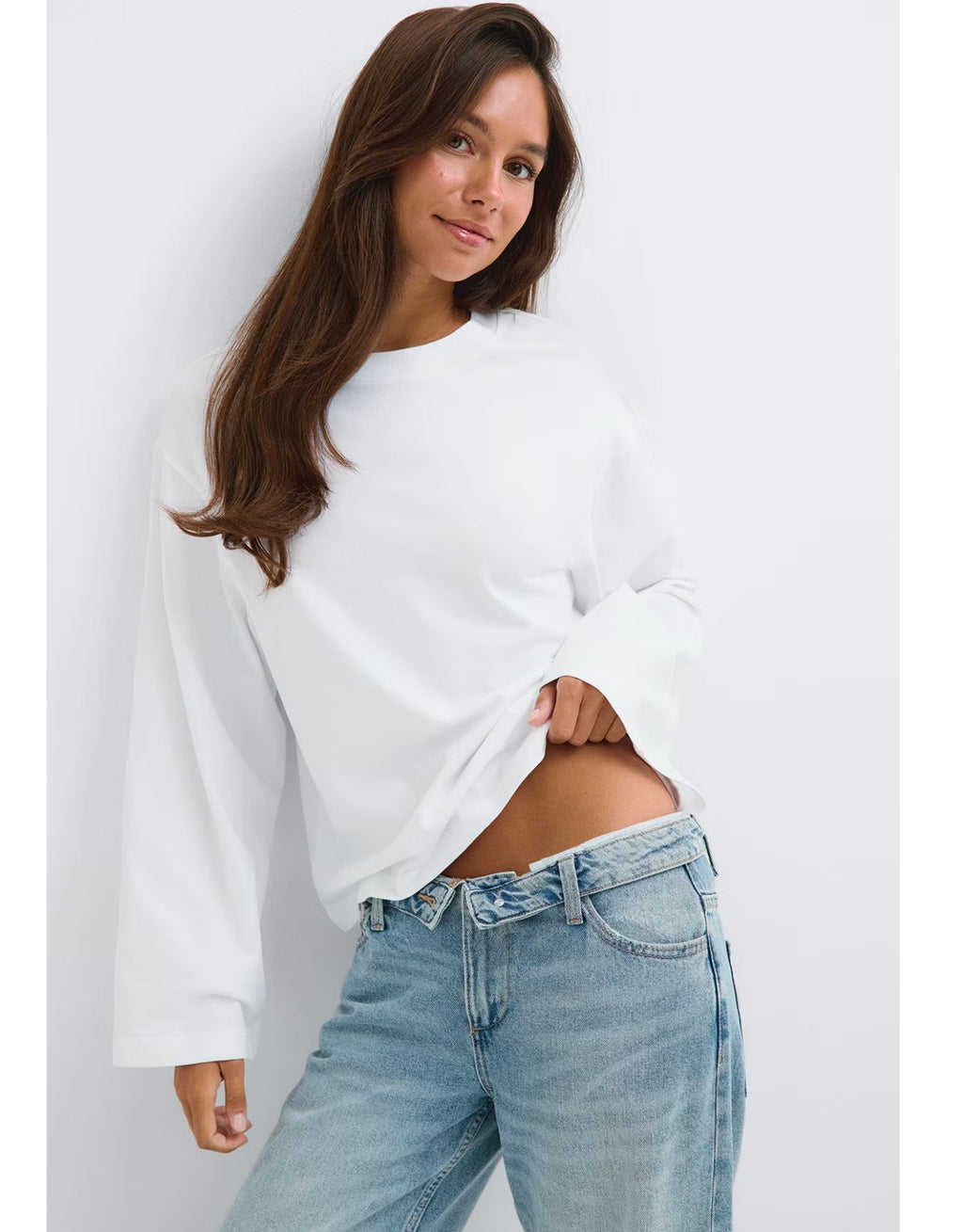 Weißes Loose Fit Long Sleeve Shirt von Gina Tricot mit lässiger Oversize-Passform, langen Ärmeln und klassischem Rundhalsausschnitt am Model von vorne 