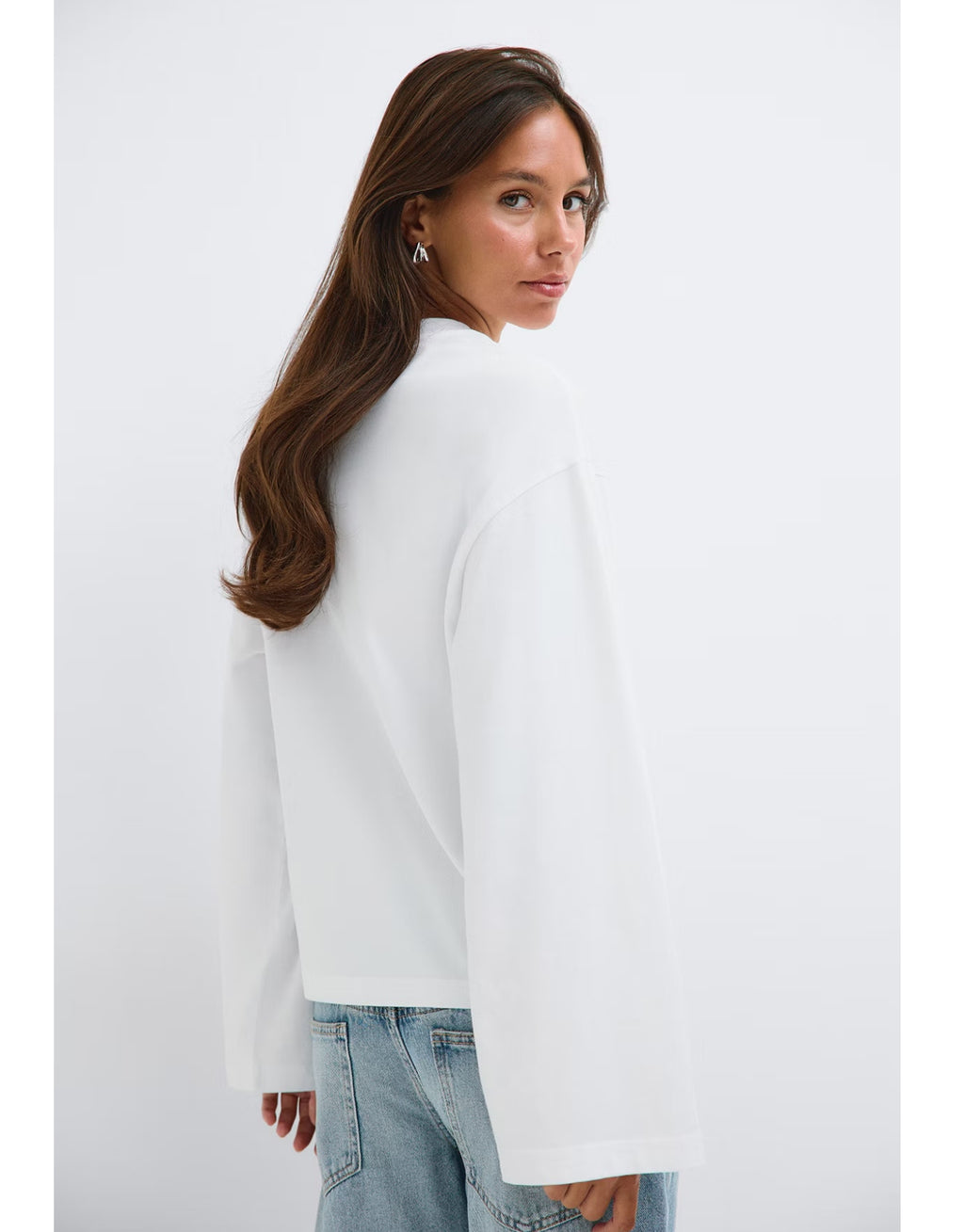 Weißes Loose Fit Long Sleeve Shirt von Gina Tricot mit lässiger Oversize-Passform, langen Ärmeln und klassischem Rundhalsausschnitt am Model von hinten