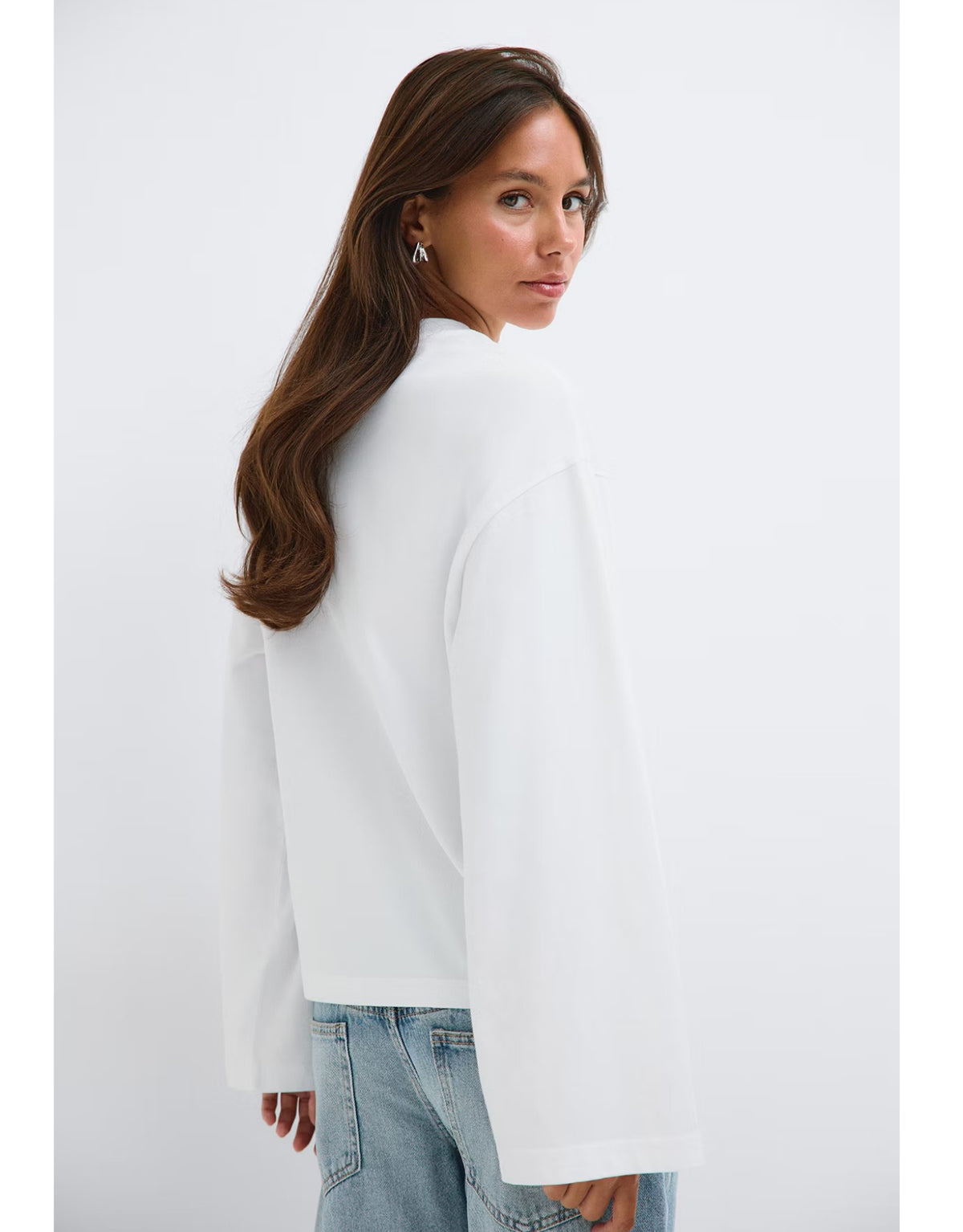 Weißes Loose Fit Long Sleeve Shirt von Gina Tricot mit lässiger Oversize-Passform, langen Ärmeln und klassischem Rundhalsausschnitt am Model von hinten