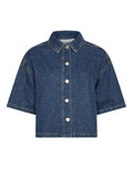 Jeanshemd Manna Alena von MSCH Copenhagen in Mid Blue Wash mit kurzer Länge, weiten Ärmeln und klassischem Hemdkragen von vorne.
