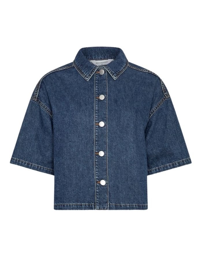 Jeanshemd Manna Alena von MSCH Copenhagen in Mid Blue Wash mit kurzer Länge, weiten Ärmeln und klassischem Hemdkragen von vorne.
