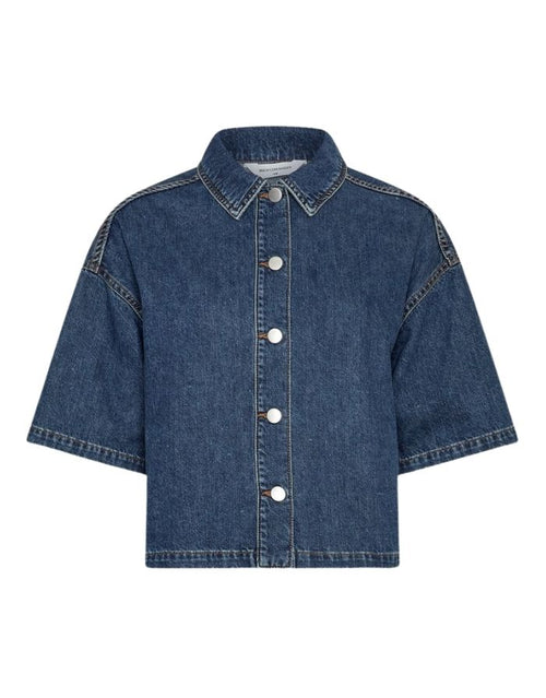 Jeanshemd Manna Alena von MSCH Copenhagen in Mid Blue Wash mit kurzer Länge, weiten Ärmeln und klassischem Hemdkragen von vorne.
