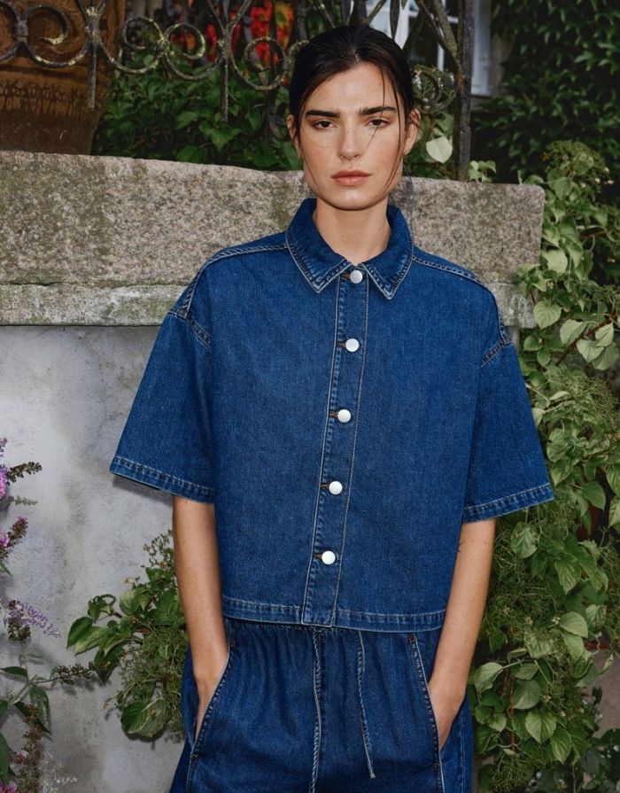 Jeanshemd Manna Alena von MSCH Copenhagen in Mid Blue Wash mit kurzer Länge, weiten Ärmeln und klassischem Hemdkragen.
