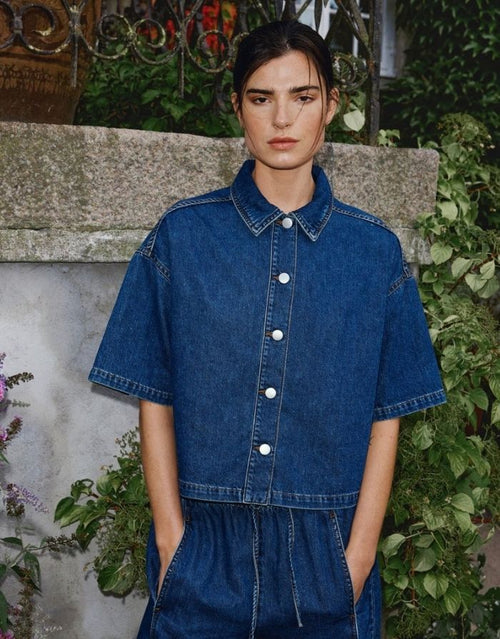 Jeanshemd Manna Alena von MSCH Copenhagen in Mid Blue Wash mit kurzer Länge, weiten Ärmeln und klassischem Hemdkragen.
