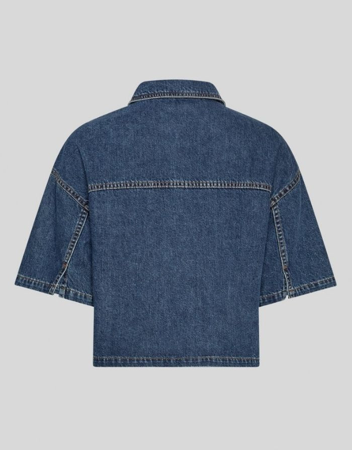 Jeanshemd Manna Alena von MSCH Copenhagen in Mid Blue Wash mit kurzer Länge, weiten Ärmeln und klassischem Hemdkragen von hinten.