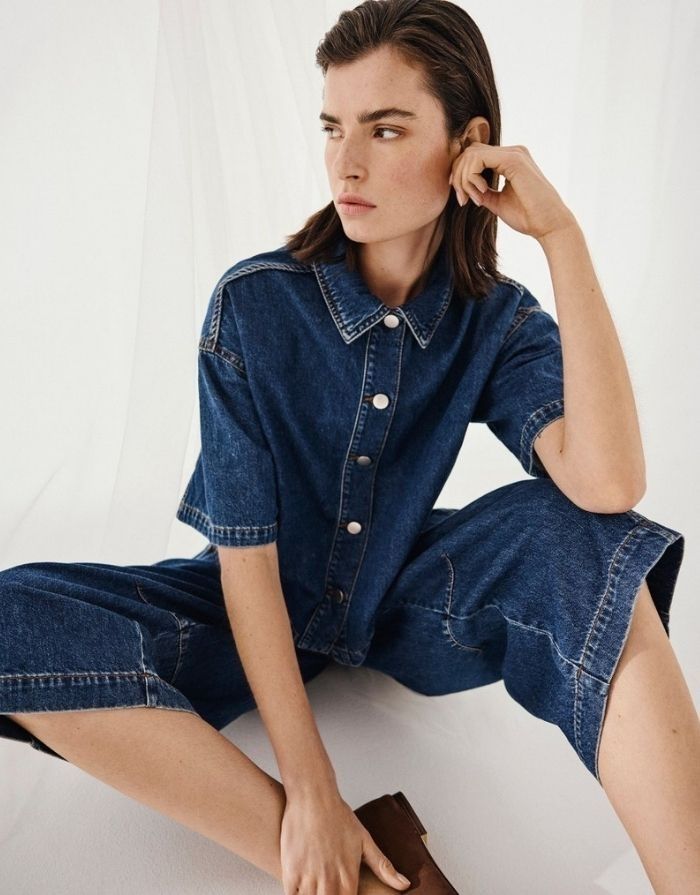 Jeanshemd Manna Alena von MSCH Copenhagen in Mid Blue Wash mit kurzer Länge, weiten Ärmeln und klassischem Hemdkragen.

