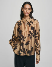 Laden Sie das Bild in den Galerie-Viewer, Shirt Nilla Romina I Iced Coffee Leo
