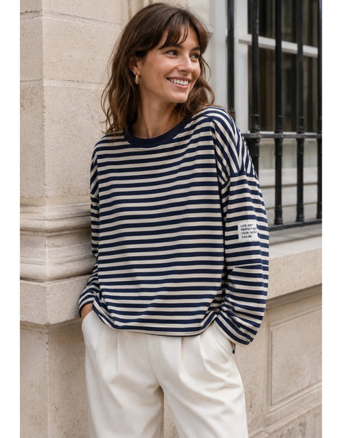 Locker geschnittenes gestreiftes Longsleeve Shirt von Victoria & Isaac in Blau Beige gestreifte aus 100 % Baumwolle mit kleinem Statement-Aufnäher am Ärmel.