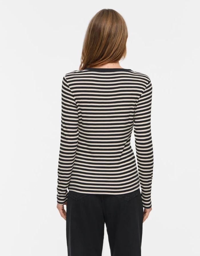 Gestreiftes Langarmshirt von VILA in Black Beauty und Birch aus weicher LENZING™ ECOVERO™ Viskose mit Rundhalsausschnitt am Model von hinten 