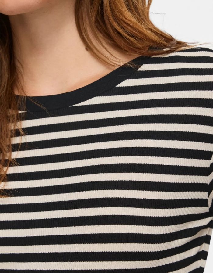 Gestreiftes Langarmshirt von VILA in Black Beauty und Birch aus weicher LENZING™ ECOVERO™ Viskose mit Rundhalsausschnitt am Model im Detail