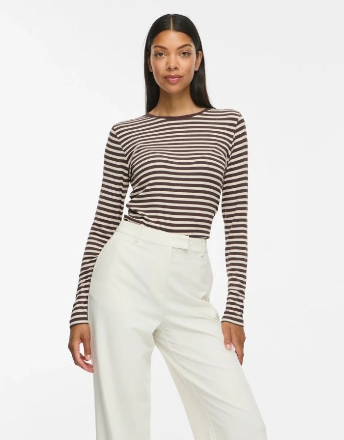 Gestreiftes Langarmshirt von VILA in Coffee Bean und Birch aus weicher LENZING™ ECOVERO™ Viskose mit Rundhalsausschnitt am Model von vorne 