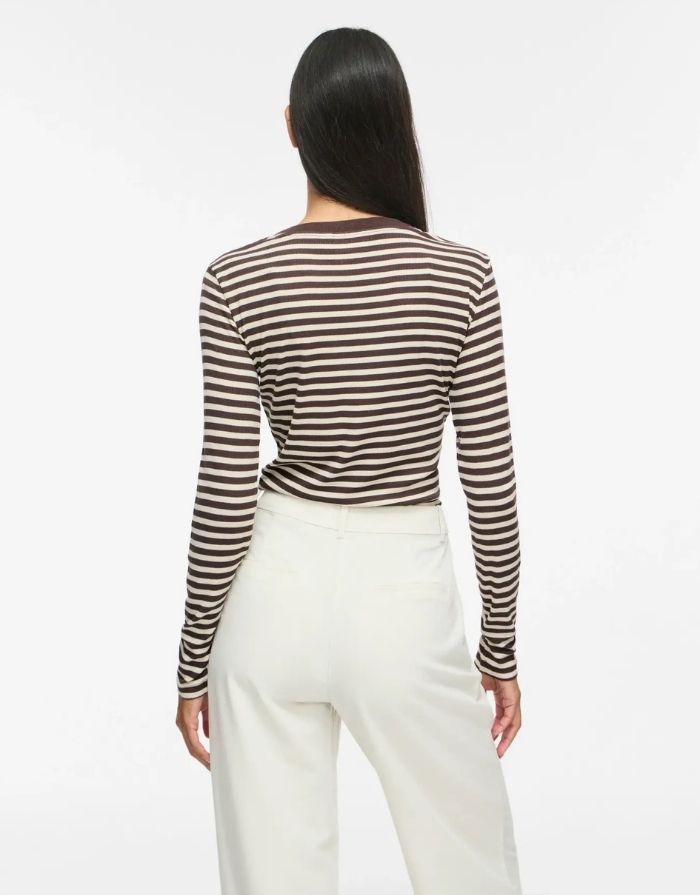 Gestreiftes Langarmshirt von VILA in Coffee Bean und Birch aus weicher LENZING™ ECOVERO™ Viskose mit Rundhalsausschnitt am Model von hinten