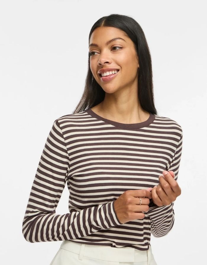 Gestreiftes Langarmshirt von VILA in Coffee Bean und Birch aus weicher LENZING™ ECOVERO™ Viskose mit Rundhalsausschnitt 