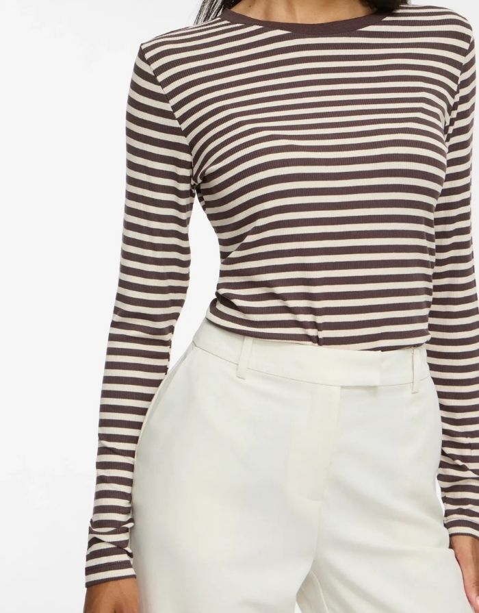 Gestreiftes Langarmshirt von VILA in Coffee Bean und Birch aus weicher LENZING™ ECOVERO™ Viskose mit Rundhalsausschnitt am Model im Detail