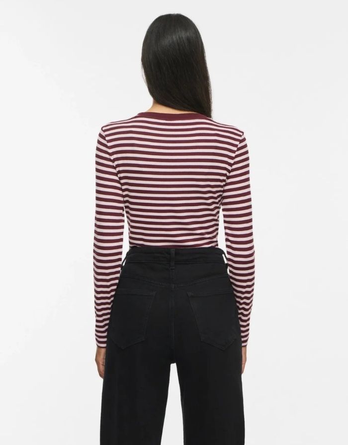 Gestreiftes Langarmshirt von VILA in Port Royale und Ballett Slipper aus weicher LENZING™ ECOVERO™ Viskose mit Rundhalsausschnitt am Model von hinten