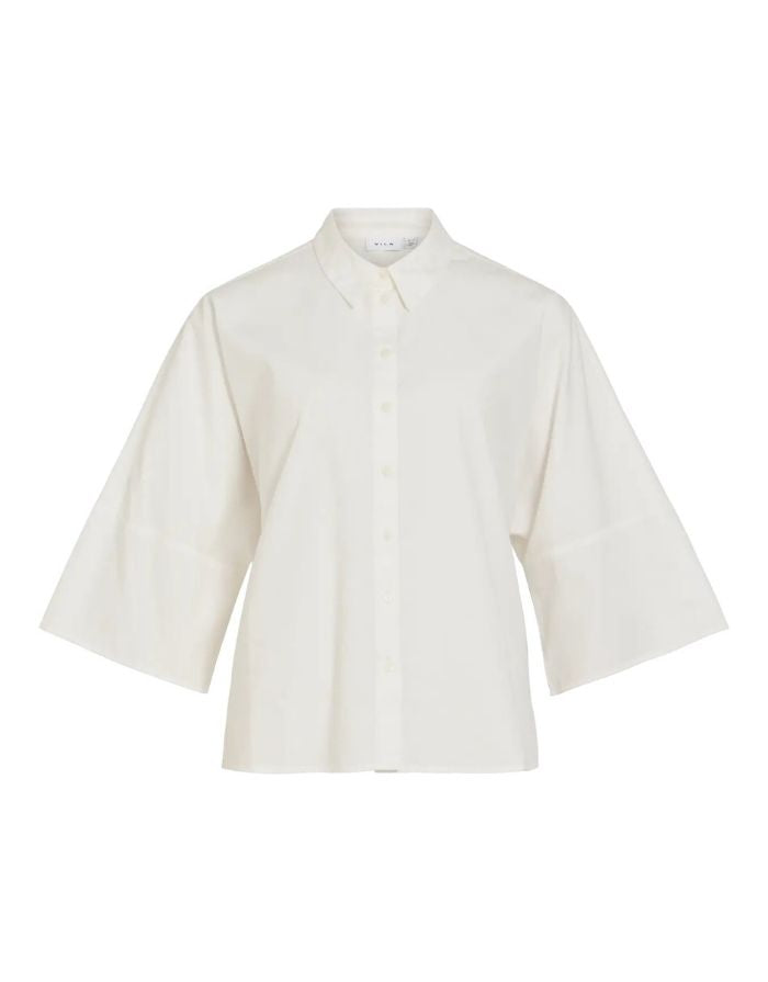 Weiße Bluse Vijuno Shirt 2/4 von VILA mit Hemdkragen, lockerer Passform, 2/4-Ärmeln und Knopfleiste aus 100 % Baumwolle als Freisteller von vorne