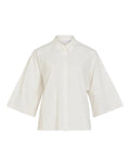 Weiße Bluse Vijuno Shirt 2/4 von VILA mit Hemdkragen, lockerer Passform, 2/4-Ärmeln und Knopfleiste aus 100 % Baumwolle als Freisteller von vorne